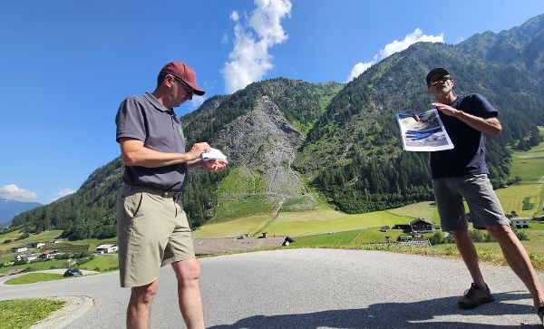 Besichtigung einer Massenbewegung in Tirol im Rahmen des Fachnetzwerktreffens GeoMonitorAT mit Sektionsleiter Gebhard Walter und Leiter des Fachzentrums Geologie Michael Mölk. 