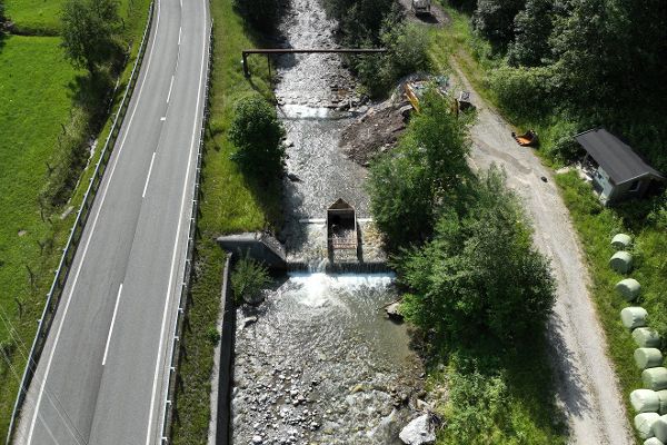 Aus der Vogelperspektive wird die Geschiebemessstelle an der Urslau gezeigt mit der Geschiebefalle 