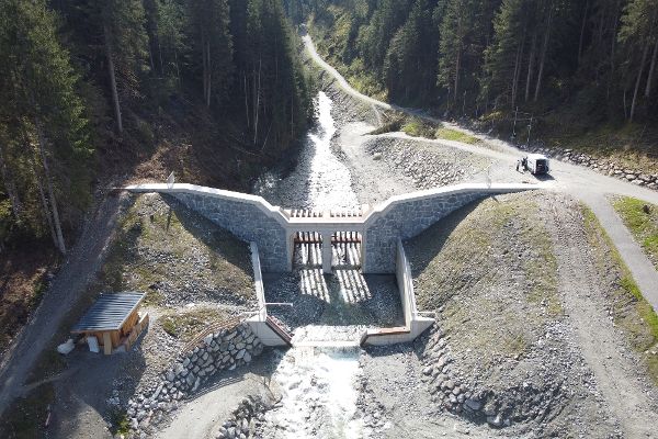 Aus der Vogelperspektive wird die gesamte Feststoffmonitoring-Messstelle am Habach gezeigt mit der Wildbachsperre sowie dem Retentionsbecken und den Messeinrichtungen. 