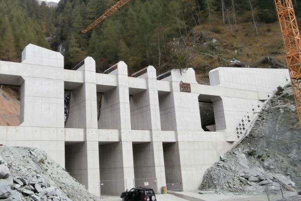 Baustelle der Wildbach- und Lawinenverbauung und Entstehung eines Murenbrechers