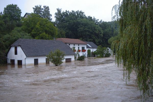 Hochwasser nach Starkniederschlägen führen zu schweren Schäden an der vorhandenen Infrasturkur
