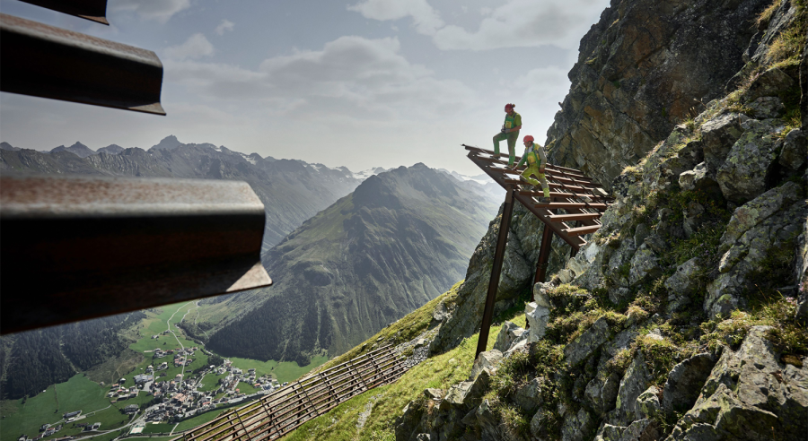 Alpine Landschaft mit Lawinenverbauungen und zwei Bauarbeitern 