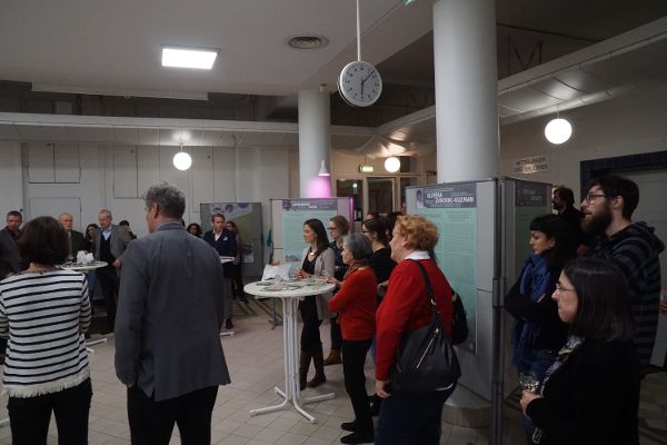 einige Menschen im Foyer