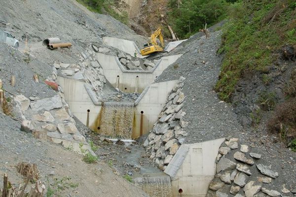 Konsolidierung mit Stabilisierung der Ufer (Grobsteinschlichtung)