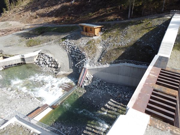 Das Foto zeigt die Feststoffmonitoring-Messstelle am Habach mit der Wildbachsperre
