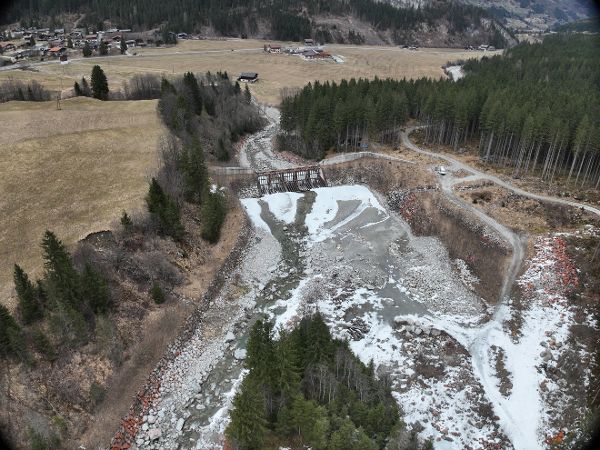 Aus der Vogelperspektive wird die Feststoffmonitoring-Messstelle in der Krimmler Ache gezeigt mit der Wildbachsperre