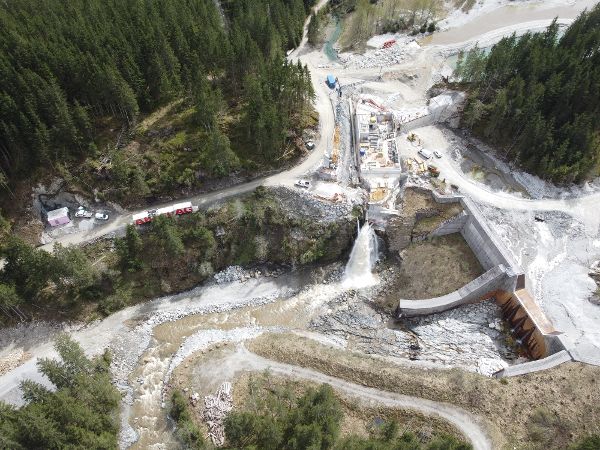Aus der Vogelperspektive wird die Baustelel für die Feststoffmonitoring-Messstelle im Obersulzbach gezeigt. 