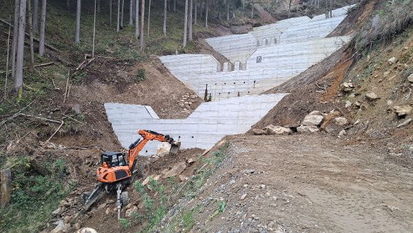 Bau der Konsolidierungssperren im Rahmen des Projekts Hoferbergbach 
