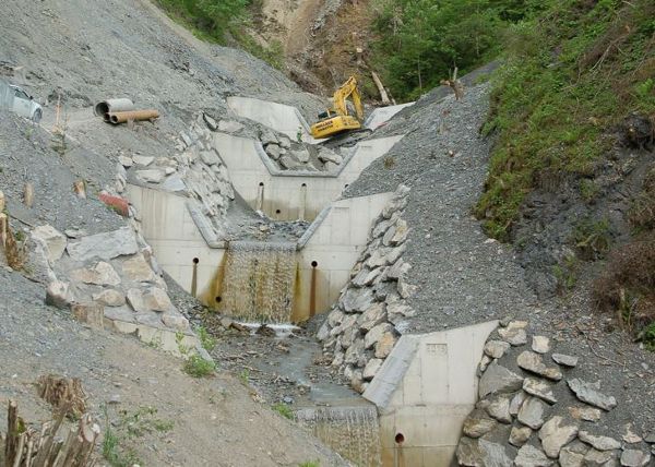 Zu sehen ist eine Konsolidierung mit Stabilisierung der Ufer in Form von Grobsteinschlichtung