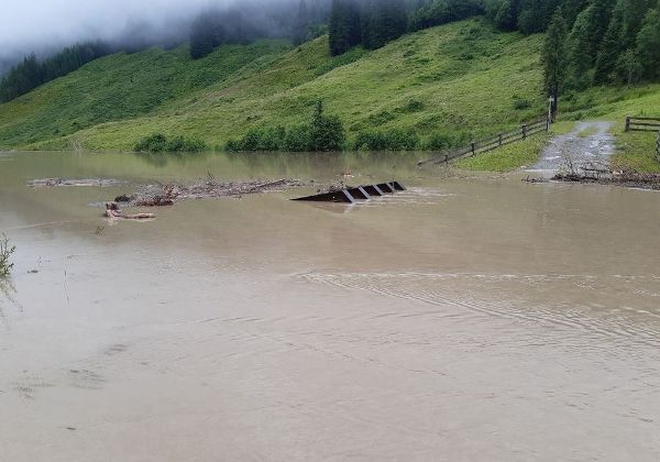 Eingestauchter Rechen eines Retentionsbauwerks nach Starkregenereignis und folgendem Hochwasser.