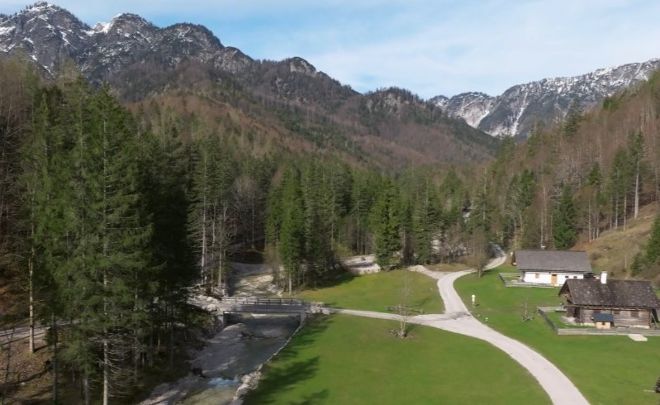 Goiserer Weißenbach mit Landschaft und Berge im Hintergrund