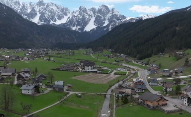 Gosaubach mit Landschaft und Berge im Hintergrund