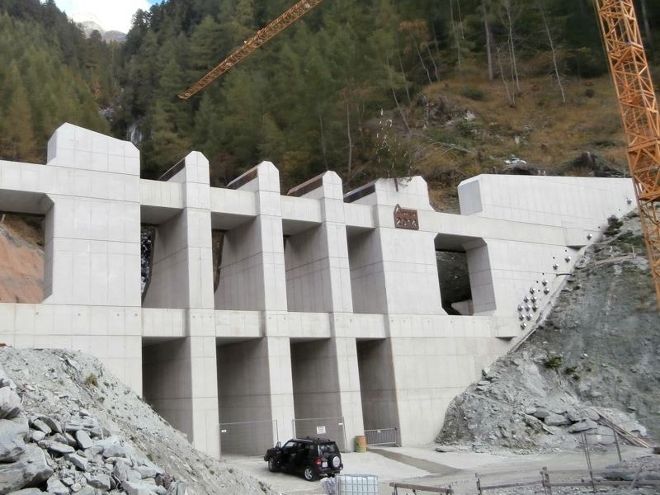 Baustelle der Wildbach- und Lawinenverbauung und Entstehung eines Murenbrechers